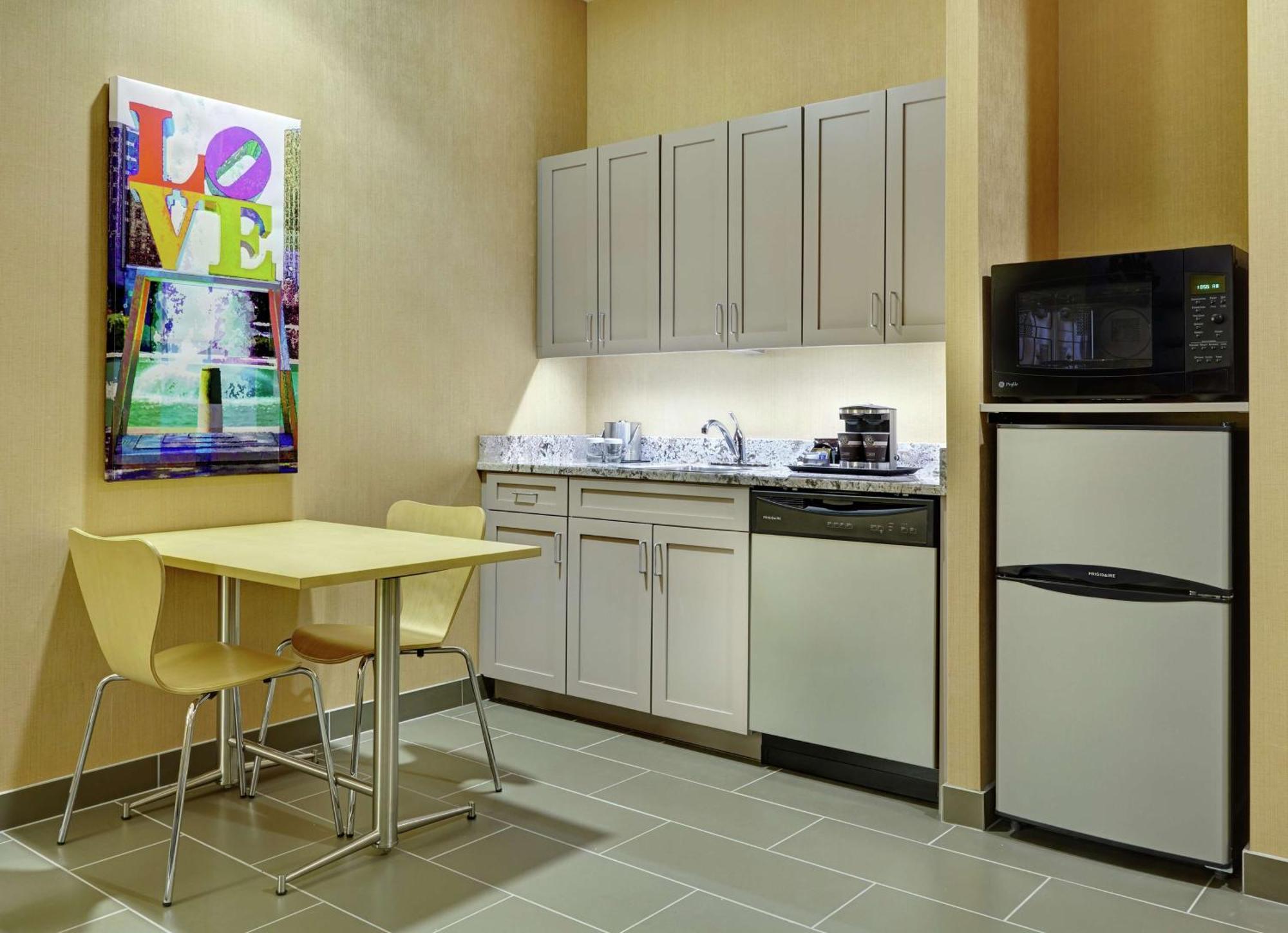 Suite con cama grande y cocina americana